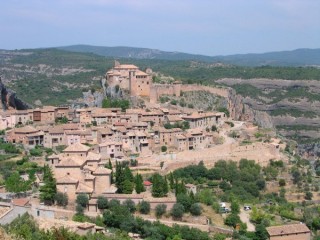 Vue du village d'Alquezar dans les Pyrénées...