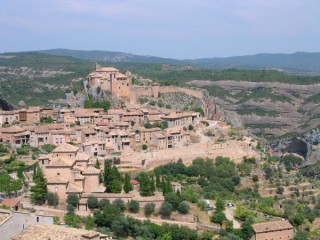 Vue du village d'Alquezar dans les Pyrénées...