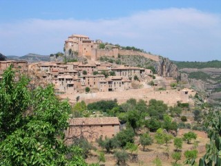 Vue du village d'Alquezar dans les Pyrénées...