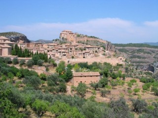Vue du village d'Alquezar dans les Pyrénées...