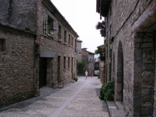 Vue du village pyrénéen d'Ainsa (Pyrénées...