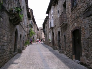 Vue du village pyrénéen d'Ainsa (Pyrénées...