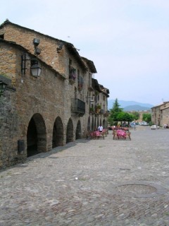 Vue du village pyrénéen d'Ainsa (Pyrénées...