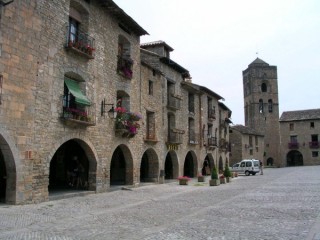 Vue du village pyrénéen d'Ainsa (Pyrénées... Vue du village pyrénéen d'Ainsa (Pyrénées...