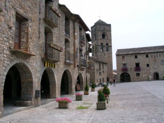 Vue du village pyrénéen d'Ainsa (Pyrénées... Vue du village pyrénéen d'Ainsa (Pyrénées...