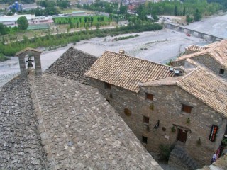 Vue du village pyrénéen d'Ainsa (Pyrénées... Vue du village pyrénéen d'Ainsa (Pyrénées...