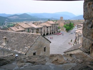 Vue du village pyrénéen d'Ainsa (Pyrénées... Vue du village pyrénéen d'Ainsa (Pyrénées...