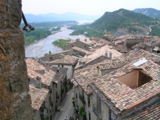Vue du village pyrénéen d'Ainsa (Pyrénées... Vue du village pyrénéen d'Ainsa (Pyrénées...