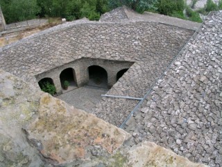 Vue du village pyrénéen d'Ainsa (Pyrénées...