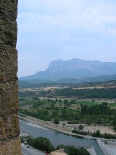 Vue du village pyrénéen d'Ainsa (Pyrénées... Vue du village pyrénéen d'Ainsa (Pyrénées...