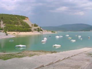 Embarcations sur le lac de Yesa Embarcations sur le lac de Yesa