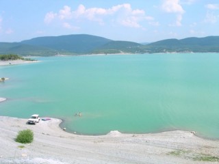 Le lac du barrage de Yesa Le lac du barrage de Yesa