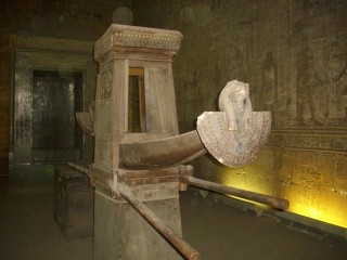 Barque sacrée dans le naos Barque sacrée dans le naos
