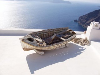 Barque sur balcon à Fira