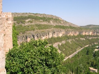 Cuenca : vue du rempart et des falaises en...