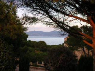 Vue du golfe de Rosas à la tombée du jour Vue du golfe de Rosas à la tombée du jour