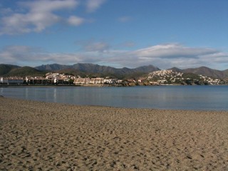 Photo de la plage du petit port de Llança