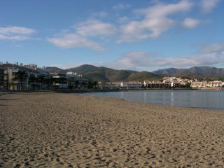 Photo de la plage du petit port de Llança