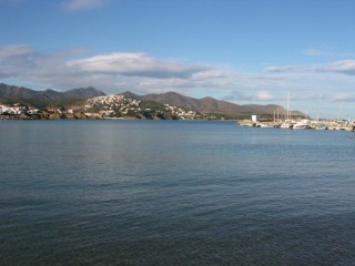 Photo du petit port de Llança