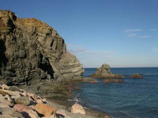 Photo des criques et plages rocheuses au port de...