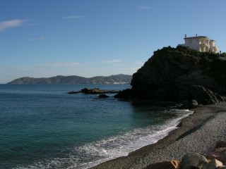 Photo des criques et plages rocheuses au port de...