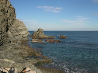 Photo des criques et plages rocheuses au port de...