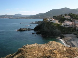 Photo des criques et plages rocheuses au port de...