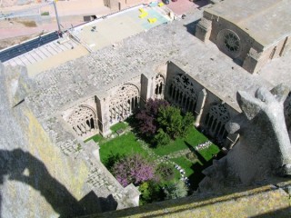 Vue du cloître depuis la haute tour... Vue du cloître depuis la haute tour...