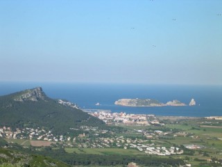Château de Toroella-de-Montgri : vue de la... Château de Toroella-de-Montgri : vue de la...
