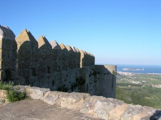 Château de Toroella-de-Montgri : créneaux et... Château de Toroella-de-Montgri : créneaux et...