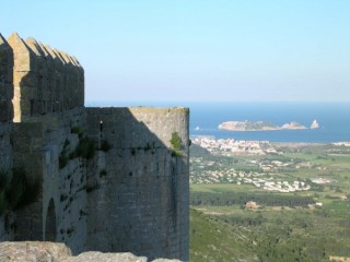 Château de Toroella-de-Montgri : créneaux et... Château de Toroella-de-Montgri : créneaux et...