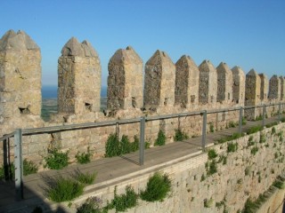 Château de Toroella-de-Montgri : créneaux sur... Château de Toroella-de-Montgri : créneaux sur...