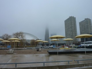 Centre Rogers et tour CN dans le brouillard