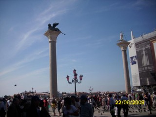 Deux colonnes avec Saint Todaro et le lion de St...