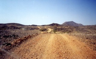 La piste rocailleuse s'enfonçant dans l'Aïr