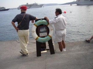 L'attente au port de fira...