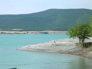 Le lac de barrage de Yesa Le lac de barrage de Yesa