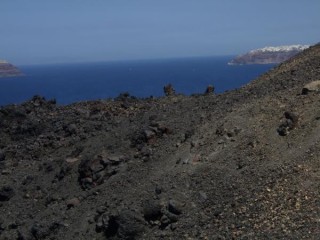 Sur le volcan, oia au fond