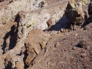 Traces de souffre sur le volcan