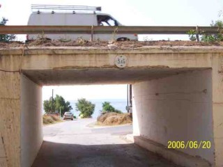 Tunnel a emprunter pour passer sous l'autoroute...