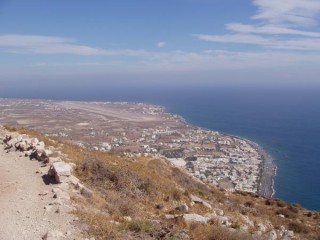 Vue sur Kamari  depuis l'ancienne Théra