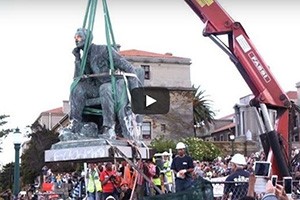 La statue de Rhodes dboulonne au Cap