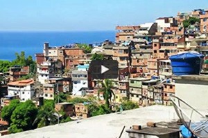 A travers la favela de Pavo-Pavozinho